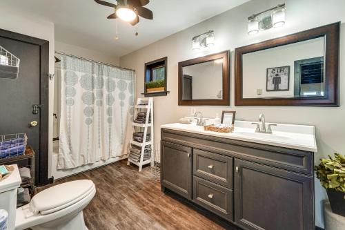 タナーズビルにあるMtn-View Gem with Deck and Hot Tub in Tannersvilleの洗面台とトイレ付きのバスルーム