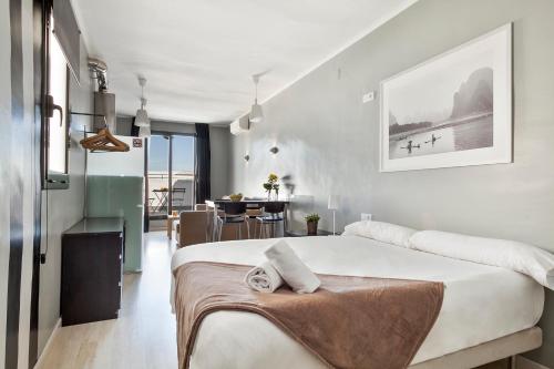 Säng eller sängar i ett rum på Fira Apartments by gaiarooms