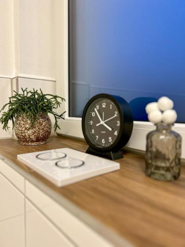 a clock sitting on top of a counter next to a window at Moderne Wohnung mit Balkon - nahe Kurpark & Messezentrum in Bad Salzuflen