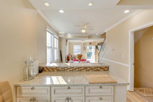 una cocina con encimera y fregadero en Play Pool or Relax on Deck Baltimore City Escape!, en Baltimore
