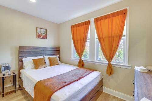 Un dormitorio con una cama y dos ventanas. en Play Pool or Relax on Deck Baltimore City Escape!, en Baltimore