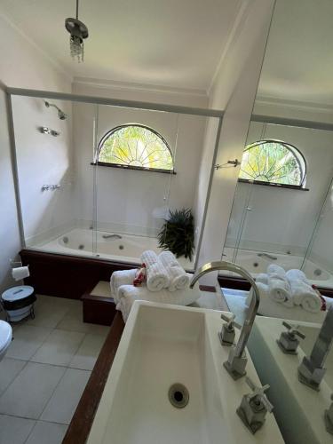 a bathroom with a sink and a bath tub at Recanto dos Vianas in Teresópolis