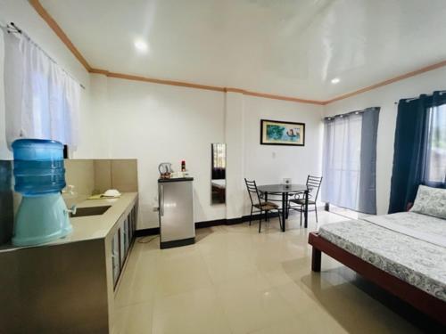 Postel nebo postele na pokoji v ubytování DRB Siargao Apartments
