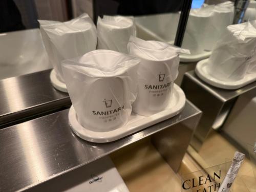 a group of cups sitting on a counter with napkins at ホテルホワイトシティ23Adults only in Tokyo