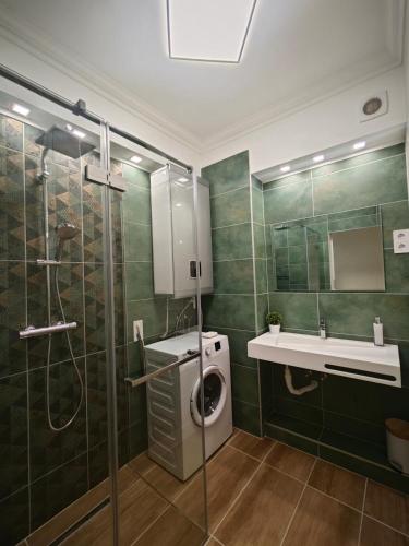 Bilik mandi di Central Greatforest Apartman