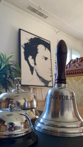 un objet métallique assis au-dessus d'une table dans l'établissement Casa Lovo, à Saint-Laurent-de-Mure