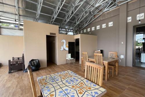 a room with a table and chairs in a room at VK Pods Pangandaran in Pangandaran