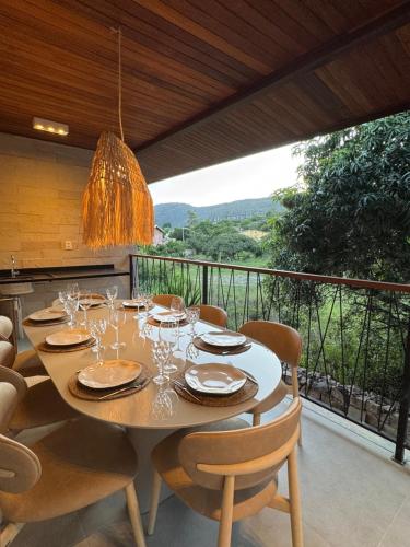 a dining room with a table and chairs and a balcony at Apto Nanto in Mucugê