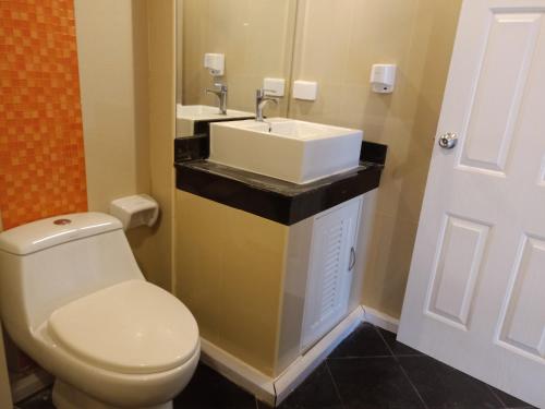 a bathroom with a white toilet and a sink at 泰国芭提雅中天豪华酒店公寓近海滩 in Pattaya South