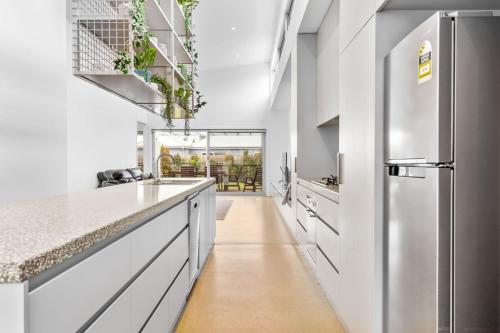 Una cocina o cocineta en Alma on Barclay