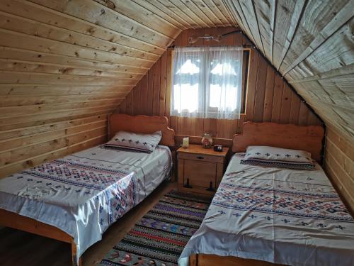 En eller flere senge i et værelse på Casuta cu Brazi