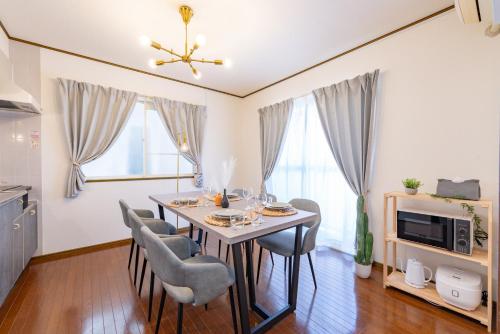 una sala da pranzo con tavolo e sedie di Vivere a Tokyo