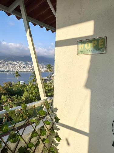 un cartello sul lato di una casa con la scritta speranza di Bahía 50's ad Acapulco