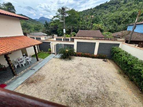 a backyard of a house with a patio at Pousada Recanto do Patrimônio in Paraty