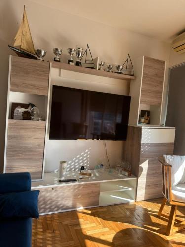 a living room with a large flat screen tv at MONOAMBIENTE VISTA AL RIO in Florida