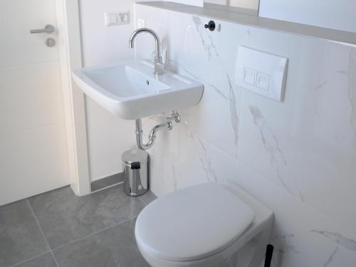 Bilik mandi di Apartments Issa