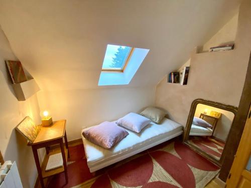 une petite chambre avec un lit et une fenêtre dans l'établissement Gîte écologique familial en campagne, idéal pour sports et nature - FR-1-410-452, à Moulins-le-Carbonnel