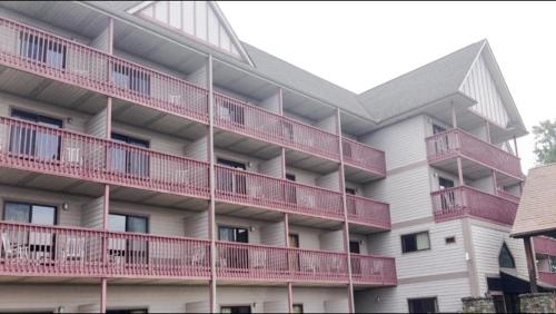 un edificio de apartamentos con balcones rojos. en Days Inn by Wyndham Waynesville NC, en Waynesville