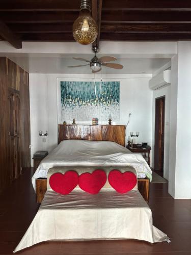 Postel nebo postele na pokoji v ubytování Villa Naatang Bohol Beach House 1