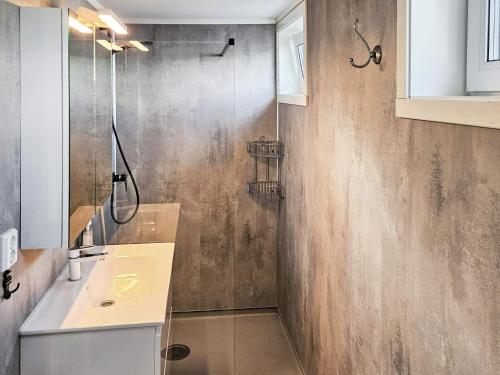 Ένα μπάνιο στο 4 person holiday home in Sørbøvåg