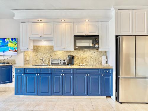Cucina o angolo cottura di Sapphire Beach Beachfront Condo Free Wi - Fi! - Save!