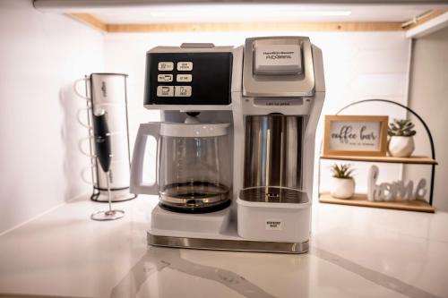 Una cocina o cocineta en Modern 5 BR Stay Minutes From LBI