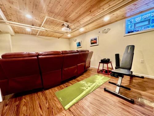 Χώρος καθιστικού στο Spacious 3BR Home with Movie Theater