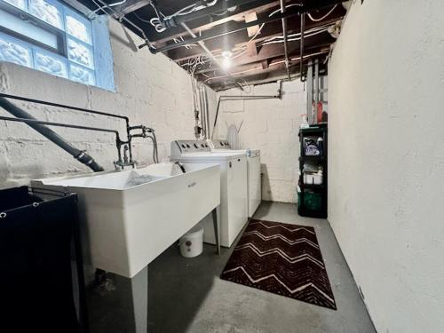 Φωτογραφία από το άλμπουμ του Spacious 3BR Home with Movie Theater στο Πίτσμπουργκ