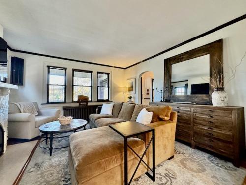Μια τηλεόραση ή/και κέντρο ψυχαγωγίας στο Spacious 3BR Home with Movie Theater