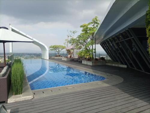 Bazén v ubytování Best Homey and Modern Studio at Uttara The Icon Apartment By Travelio nebo v jeho okolí