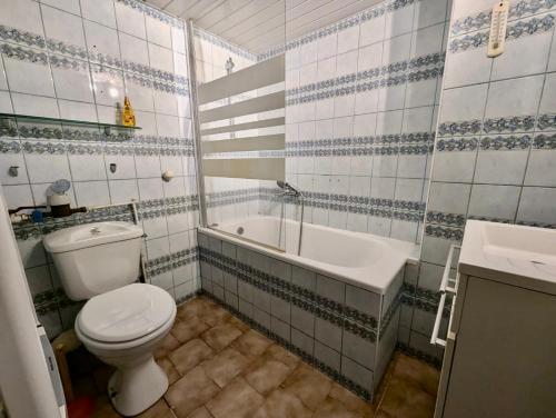 une salle de bain avec toilettes, baignoire et lavabo dans l'établissement Sympathique Studio - Calme & Tout équipé avec Wifi, à Grenoble
