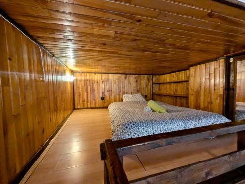 une chambre avec un lit dans une cabane en bois dans l'établissement Sympathique Studio - Calme & Tout équipé avec Wifi, à Grenoble