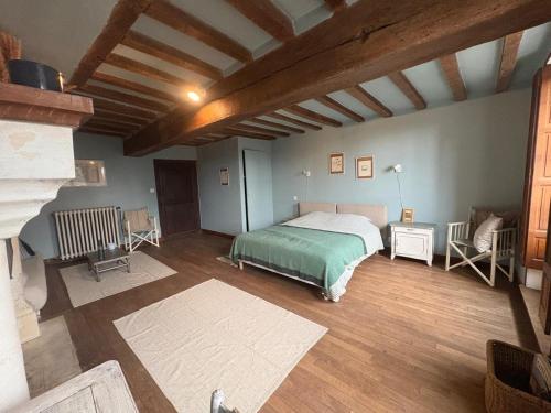 - une chambre avec un lit dans un dortoir doté de parquet dans l'établissement La Bourrellerie - Cocon au cœur du Perche, à Beaumont-les-Autels
