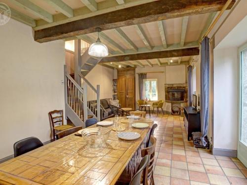 Gîte en pierres avec jardin, cheminée et accès direct aux sentiers de randonnée - FR-1-496-10にあるシーティングエリア
