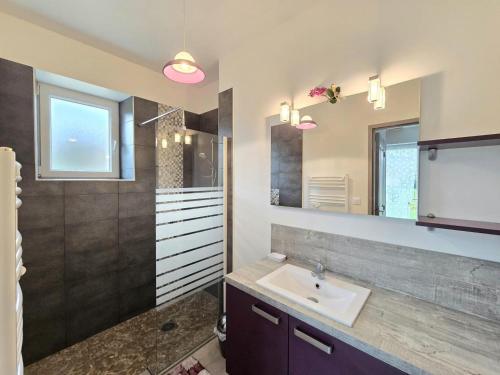 une salle de bain avec un lavabo et un miroir dans l'établissement Maison rénovée avec grand jardin, proche des Eyzies et sites touristiques du Périgord Noir - FR-1-616-37, à Campagne