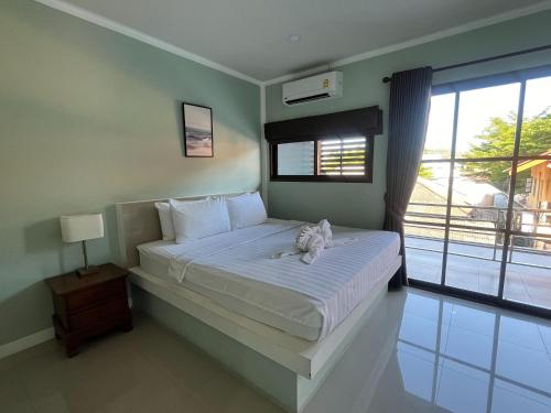 Postel nebo postele na pokoji v ubytování J & Ariya Hotel Near Samui Airport and Koh Phangan Pier