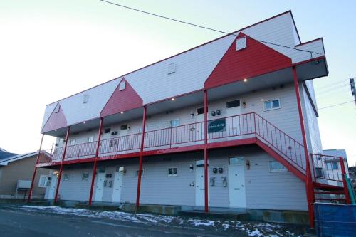 釧路市にあるシャルムイーストの赤い屋根の白い大きな建物