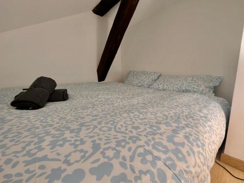 - une chambre dotée d'un lit avec un couvre-lit bleu et gris dans l'établissement Studio Moderne - Centré & Equipé - Proche de Tout, à Grenoble