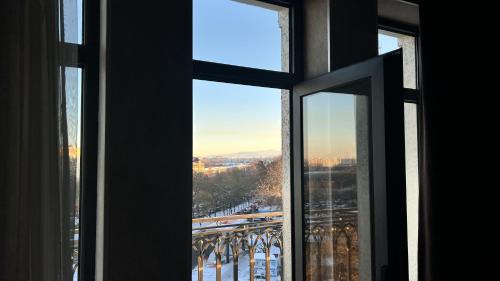 ホテルから撮影された、または一般的な山の景色