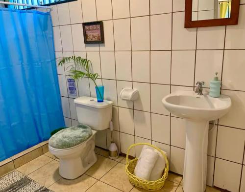a bathroom with a toilet and a sink at Cabinas Pana Alegría 3 in Puerto Viejo