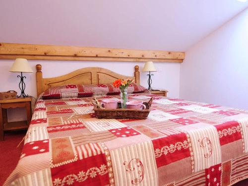 圣母贝莱克Bel appartement cosy 3 chambres à Notre-Dame-de-Bellecombe - FR-1-807-67的床上有红白毯子