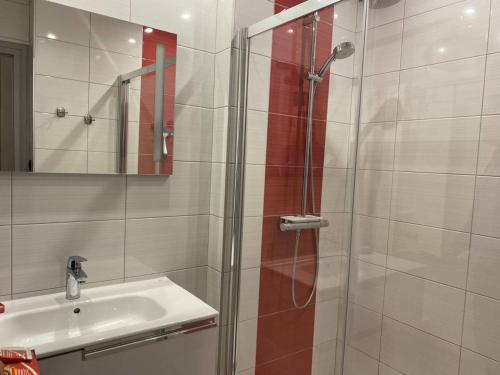 une salle de bain avec douche et lavabo dans l'établissement Appartement duplex à Cauterets avec sauna privé et wifi - FR-1-812-87, à Cauterets