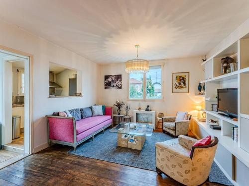 un salon avec un canapé rose et une table dans l'établissement Maison arcachonnaise 3 ch., jardin, proche plage et commerces, WIFI - FR-1-433-129, à Arcachon