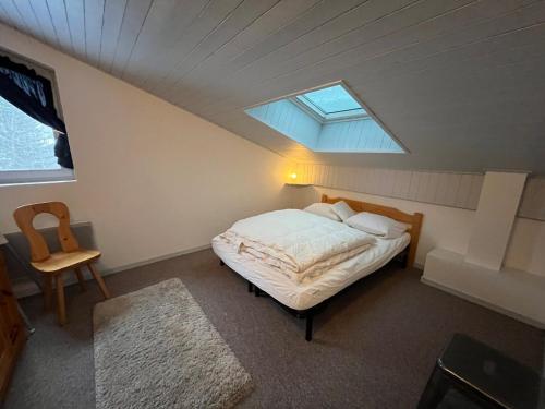 - une petite chambre avec un lit et une lucarne dans l'établissement Duplex moderne à Châtel, 2 chambres, garage privé - FR-1-198-269, à Châtel