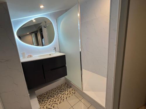 une salle de bain avec un lavabo et un miroir dans l'établissement Duplex moderne à Châtel, 2 chambres, garage privé - FR-1-198-269, à Châtel