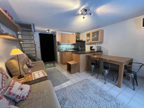 une cuisine et un salon avec un canapé et une table dans l'établissement Duplex moderne à Châtel, 2 chambres, garage privé - FR-1-198-269, à Châtel