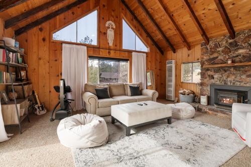 ein Wohnzimmer mit Couch und Kamin in der Unterkunft The Fawnskin Hideaway, HUGE Backyard, BBQ & Patio! in Fawnskin