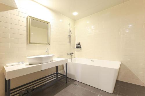 Un baño de Hotel Gray