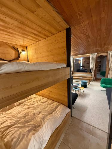 une chambre avec deux lits superposés dans une pièce dans l'établissement Meralouva 1650 Domaine de l Ariondaz Courchevel, à Courchevel