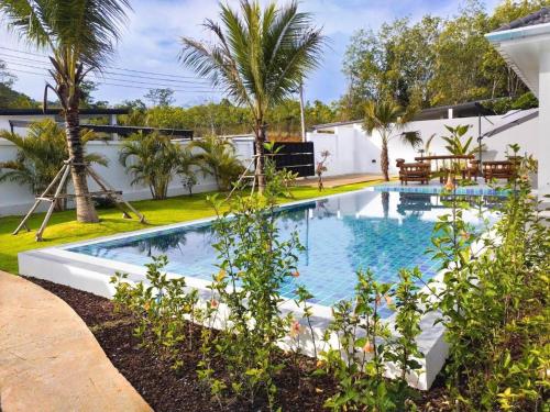 Πισίνα στο ή κοντά στο Villa et Bungalow Baan Joan Khao Lak